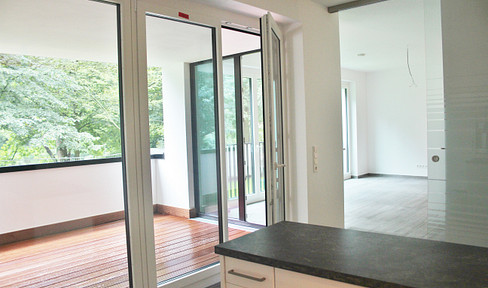 Dreamy city apartment with a loggia and a direct view of the waterways and the mill in the park.