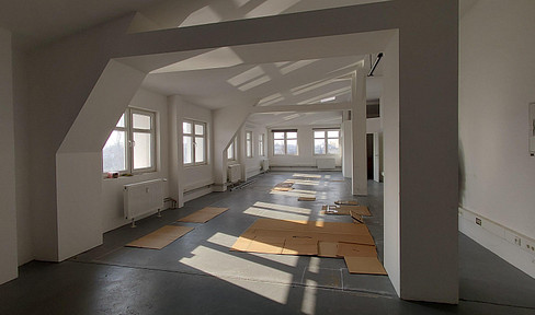 Bright, open-plan office space in Neukölln, featuring high ceilings and a goods lift, located in a central area.