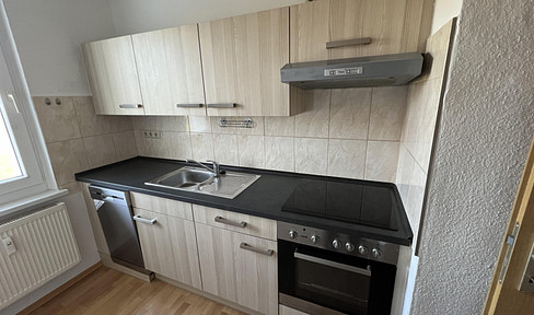 Sunny 3-room apartment with balcony, laminate flooring, and fitted kitchen.