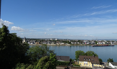 Exklusive, neuwertige 2-Zimmer-DG-Wohnung mit Balkon