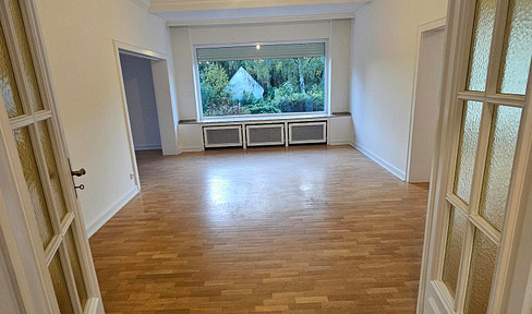 Large (136 sqm) renovated apartment in a historic building with a garden, in a prime location, and available for the first time since the bathroom was renovated!