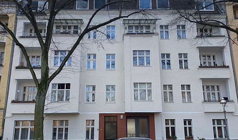 Newly renovated 2-room apartment in a historic building, located near the Tempelhof harbor. No balcony. No elevator.