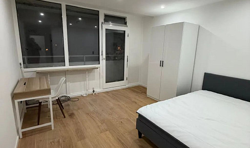 Bright 18 square meter room with a balcony, in a central location – available immediately.
