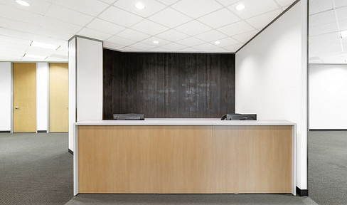 Office space for rent: 915 square meters.