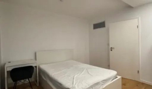 Large shared room in a student apartment in Munich-Bogenhausen.