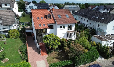 Bright semi-detached house with a conservatory and a separate apartment, located in a family-friendly area.