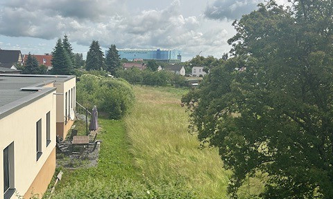 Bright, quiet, ground-floor apartment with 2.5 rooms, terrace, and central location, 7 minutes from the main train station.