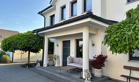 No real estate agent involved - Modern dream home from 2017 featuring a photovoltaic system, double garage, fireplace, air conditioning, and electric vehicle charging stations.