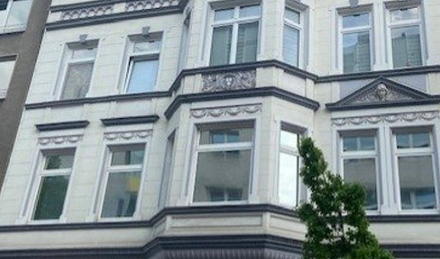 Sanierte Altbauwohnung mit großem Balkon, Küche & Garage im Klinikviertel