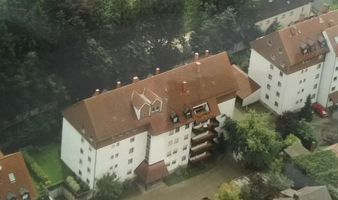 Located next to the monastery garden: A city gem in Landshut, located on the top floor, exceptionally quiet, sunny, with views of greenery, and centrally located.