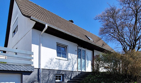 Einfamilienhaus mit Garten und Garage und Stellplatz