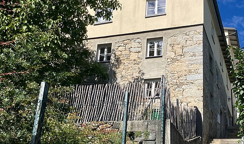 Living near the castle: 3-room maisonette apartment in a listed building.