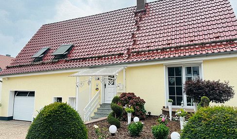 Small house for a single family, with a garden, terrace, and garage. The property also has usable space suitable for small businesses.