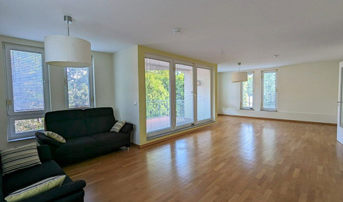 Bright, spacious 5-room maisonette apartment near Steglitz Town Hall.