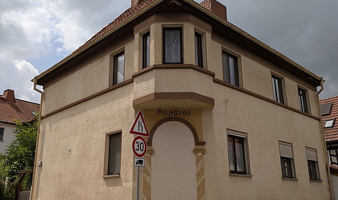 Detached house with a bay window in Buttlar, offering EXTREMELY high potential.