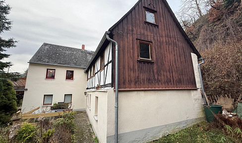 Spacious, detached single-family home with a garage in Rothenfurth.