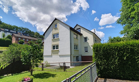 FEE-FREE SALE FROM PRIVATE INDIVIDUAL: Flexible two-family house in Siegen-Achenbach – 2 PURCHASE OPTIONS AVAILABLE.
