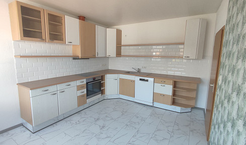 Charming terraced house with a garden, rooftop terrace, and fitted kitchen.