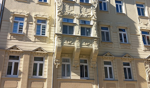 Spacious maisonette apartment in an Art Nouveau building with potential, located in the very center of Plauen.