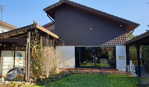 For Sale: Detached house, desirable location, built in 1967/80, approximately 215 square meters, plot size 604 square meters, garden, winter garden.