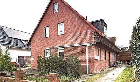 !INVESTORS! Bad Schwartau, Detached house with 2 apartments, 17km from the Baltic Sea.