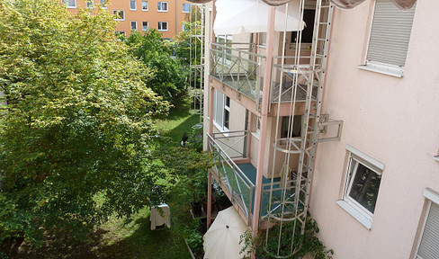 Well-maintained 3-room apartment, 89 sqm, with balcony, bathroom, guest toilet, cellar, and underground parking, located in Nuremberg, available directly from the owner, without commission.