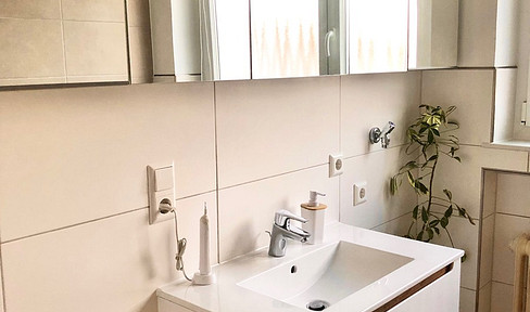 4-room apartment in a prime location, available immediately. *NO COMMISSION FEES*.