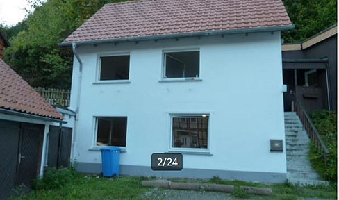 Detached single-family house with 4 rooms, 2 garages, and a 694 square meter plot of land.