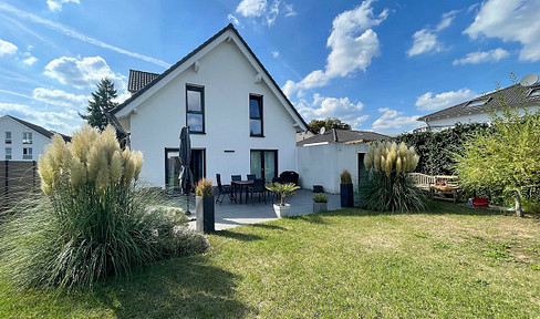 Modern, detached single-family house built in 2019, with a large garden, in a central location.