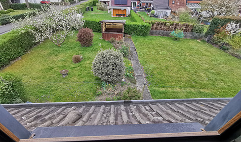 Renovation needed: 1-2 family house on a leasehold property.