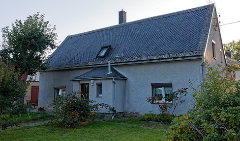 Detached house with 5 rooms and a garden, located in 01920 Gersdorf.