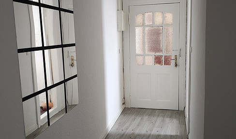 Spacious 4-room apartment in a historic building with a balcony.