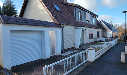 Detached house, part of a semi-detached pair, near the Baltic Sea in Lübeck-Schlutup.
