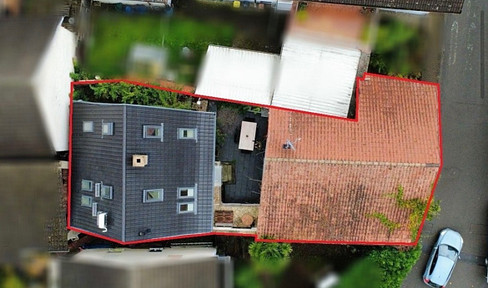 Charming detached single-family house on a long-term lease.