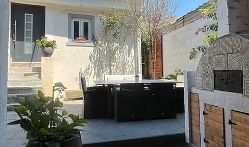 Charming detached single-family house on a long-term lease.