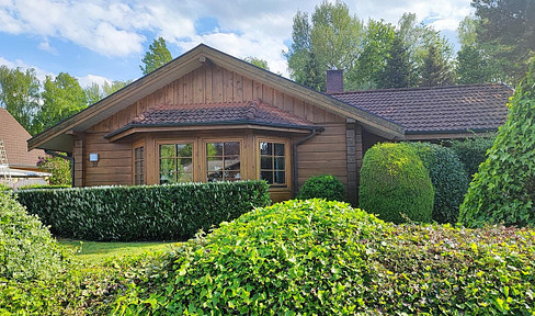 Charmanter Wellnesstraum aus Holz in idyllischer Lage