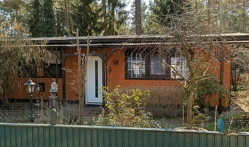Weekend house, 60 square meters, with primary residence status, located in a holiday area near a lake with swimming facilities.