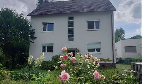 Charming multi-family house / intergenerational house, detached, with a large garden, located in Traisa.