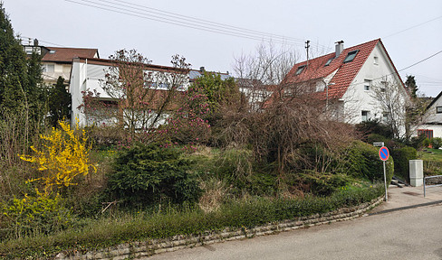 Mid-century single-family home from the 1960s, featuring 7 rooms, 2 gardens, 2 balconies, and a garage with a garden shed.