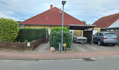 Bungalow built in 2005, in a prime location, with a one-room apartment on the upper floor.