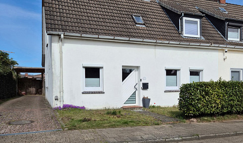 Semi-detached house in a central location, with no service charges.