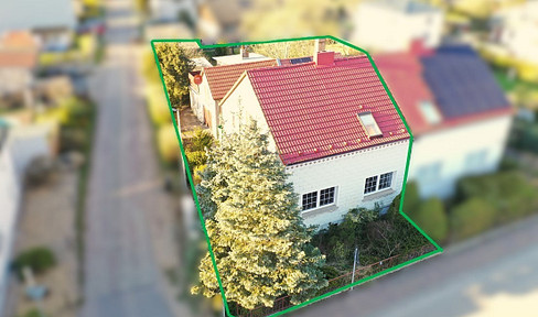 Charming semi-detached house with a large plot of land and an attached apartment, suitable as a guest apartment or holiday rental.