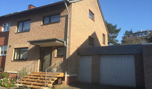 Einseitig angebautes EFH mit unterkellerter Garage
