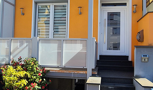 Stylish, modernised terraced house with a balcony, courtyard garden, and high-quality finishes, located in Bremen-Osterfeuerberg.