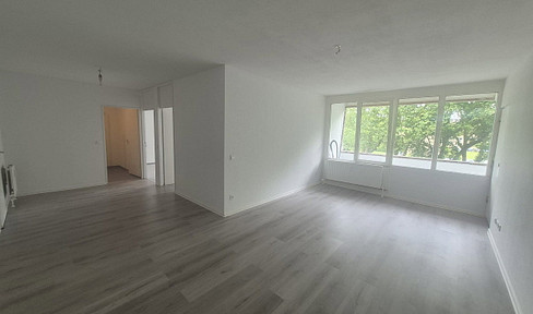 For sale: Renovated 3-room apartment in the north of Benrath.