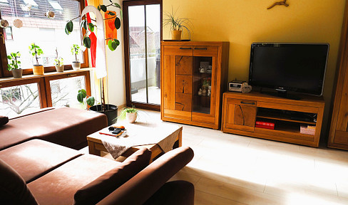 Bright, 3.5-room apartment with a balcony, located on the 2nd floor, and available without any brokerage fees, in Kirchheim/Teck.