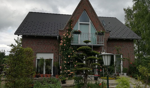 House with separate apartment, 255 square meters, 3966 square meter garden, no commission fees, accessible, located on the edge of the village.