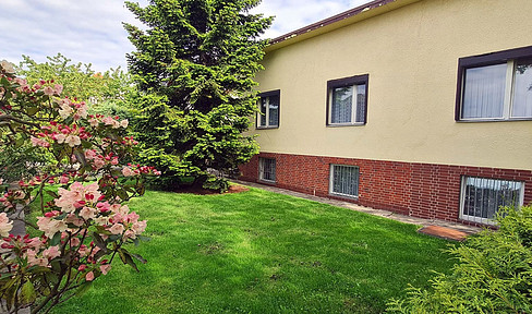 SOLID, WELL-MAINTAINED, SINGLE-FAMILY HOUSE – LARGE PLOT OF LAND - 12357 BERLIN-RUDOW - "BLUMENVIERTEL" (FLOWER DISTRICT) - AVAILABLE IMMEDIATELY - NO COMMISSION FEES.