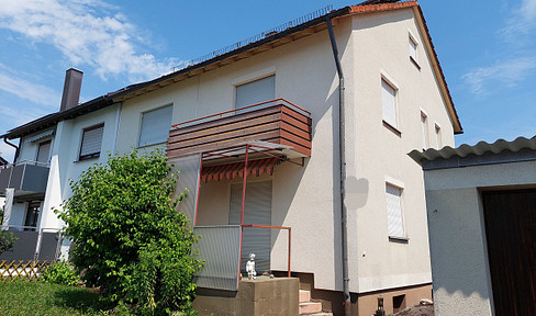 Semi-detached house with natural surroundings, located on the outskirts of the city. Elevated position with views of the Swabian Alps, private garden, and solar panel system.