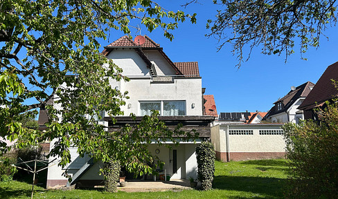 Zweifamilienhaus mit Pozenzial: Eine Wohung bezugsfertig, eine Wohnung zum Gesalten und mit viel Raum für eigene Ideen